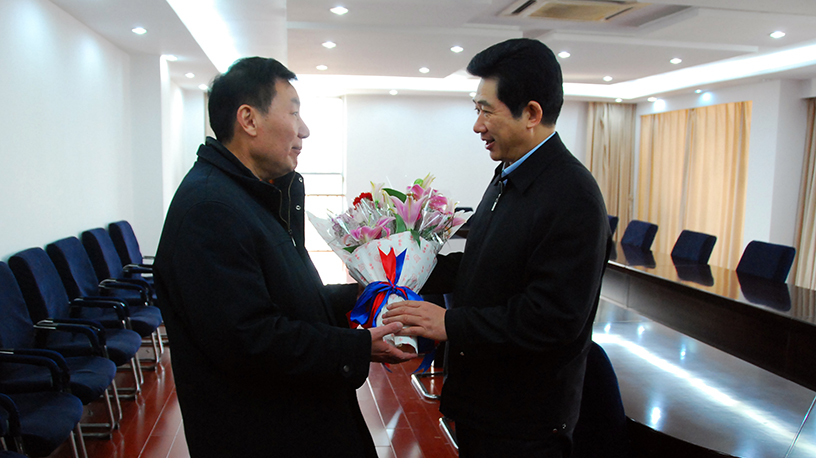 市政協(xié)主席仲昆代表市委、市政府慰問李永安董事長并視察德源
